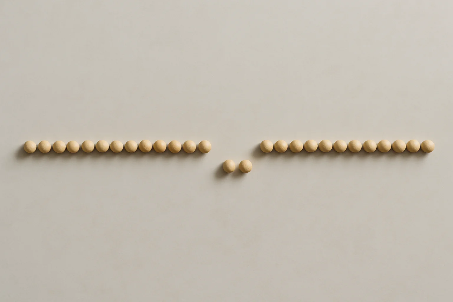 Une rangée d’objets identiques sur une table claire, avec une portion centrale légèrement séparée pour montrer l’extraction d’un segment entre un début et une fin.